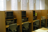 図書室には、図書閲覧のほか、看護関係のビデオを見ることができます。